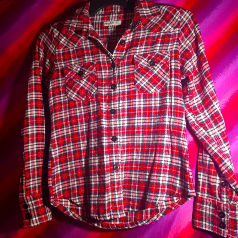 Girls plaid long sleeve shirt.